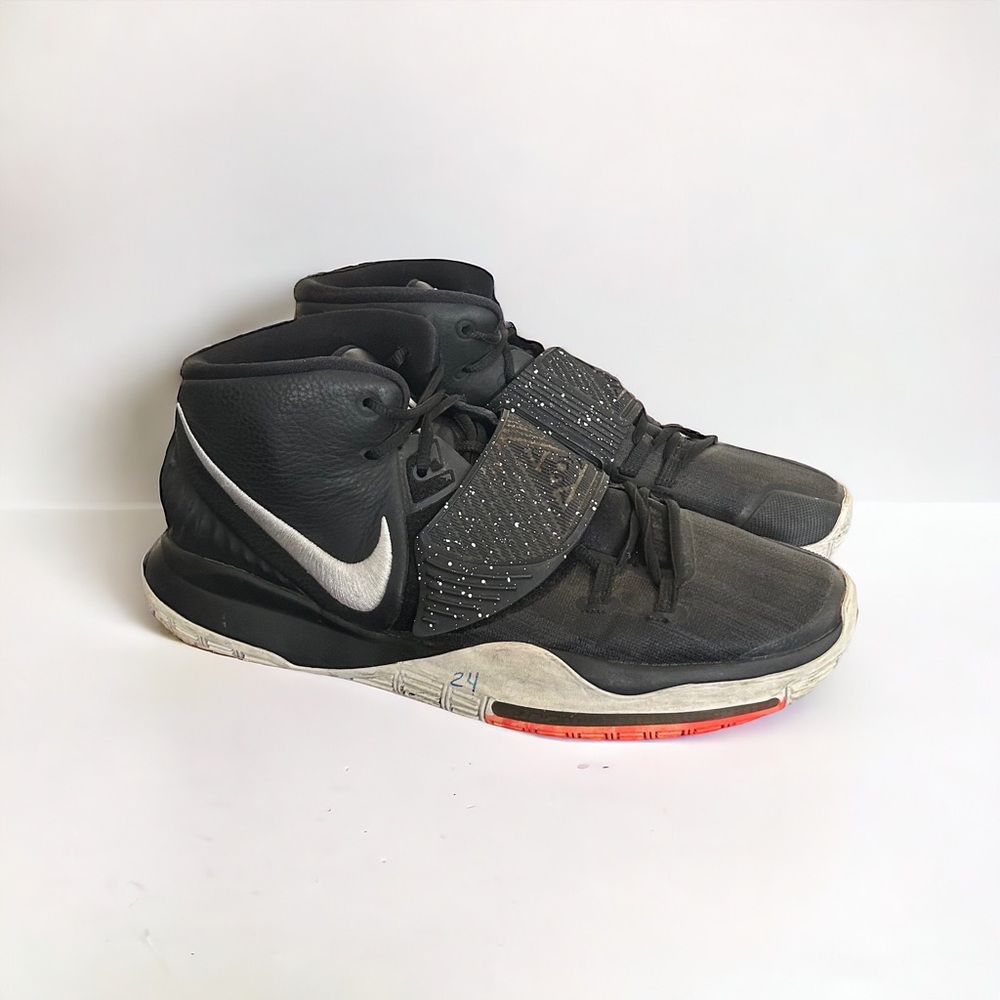 Nike Men's Black and White Athletic Basketball Shoes with Red Accent